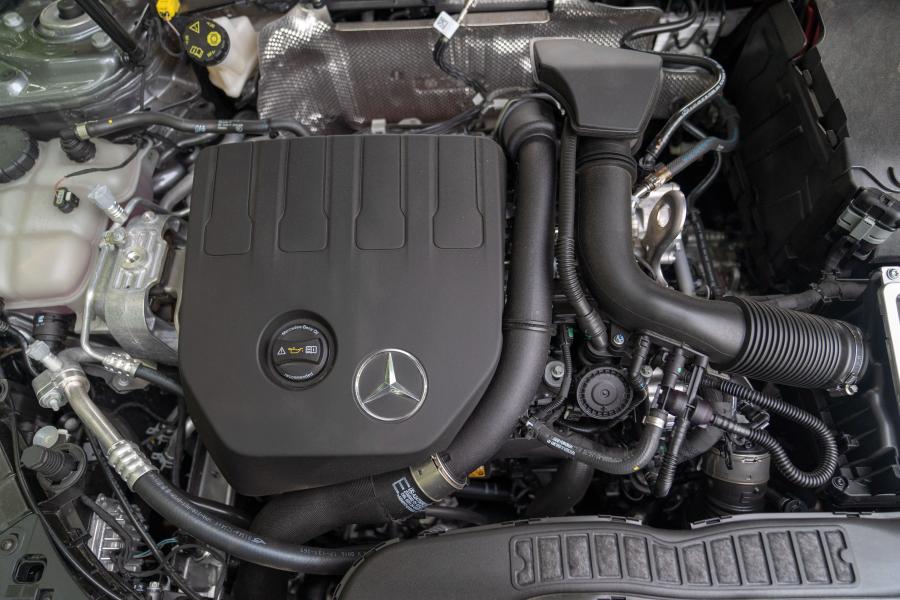 Моторный отсек Mercedes-Benz A200 Sport (W177) 2018 года  (UK) (фото 17 из 40)